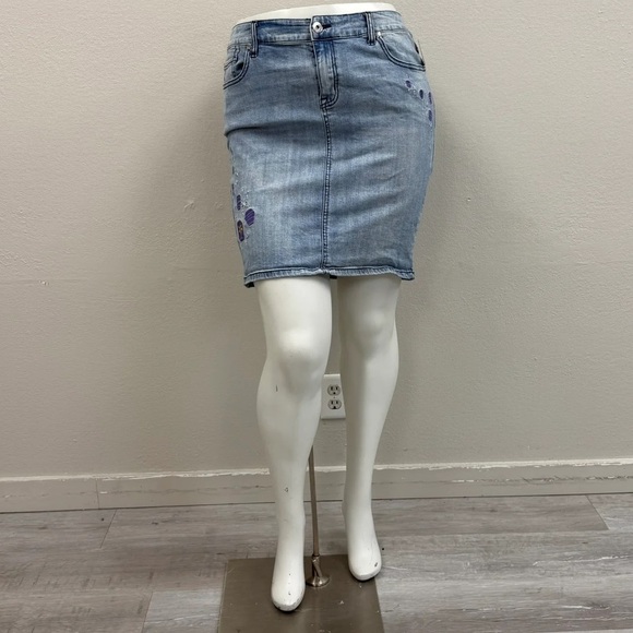 Torrid Disney Tangled Lantern Embroidered Denim Skirt - Size 18 - Picture 2 of 7